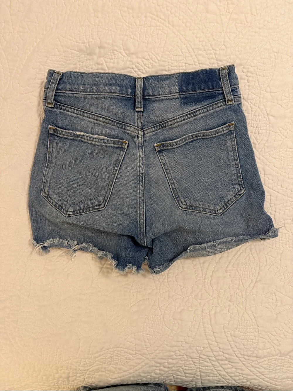 Abercrombie and Fitch - The 4” Mom Short High Rise - Picture 2 of 3